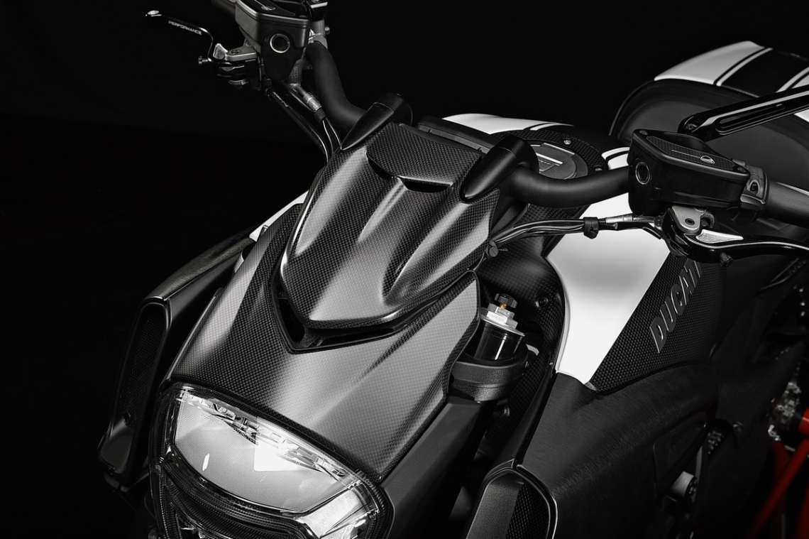 Cover dashboard superiore in carbonio
